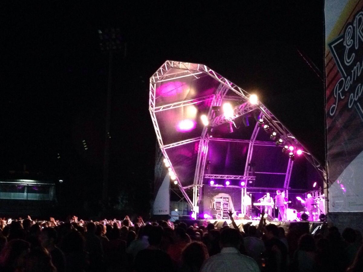 Rick Astley é um senhor em palco no #erc2014
