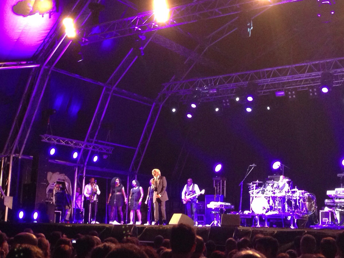 What is the color of love pergunta Billy Ocean no palco do #erp2014
