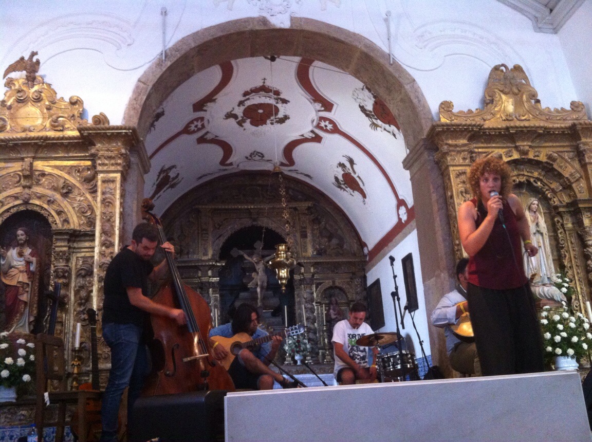 MPGDP no interior da Igreja de S. Sebastião. Mara é a cantora em palco.